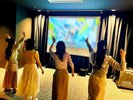 125インチスクリーン設置の大迫力シアタールームで仲間と盛り上がろう!