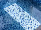 洞窟の中に湧き出る泉をイメージしたブルーのタイル