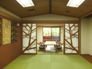 ・足湯付きの2間続きの客室一例。広々客室となっております。