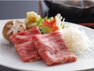 メイン料理の伊予牛牛鍋(例)伊予牛を使用。特製の割り下と一緒にお召し上がりください。
