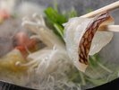 メイン料理の真鯛のしゃぶしゃぶ(例)お鍋で熱々をお召し上がりください。