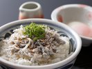 朝食バイキングの1品「釜揚げしらす丼」(例)バイキングなのでご自由に好きなだけお召し上がりください。