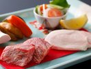 メイン料理の伊予牛と媛ポークのWステーキ(例)お得に食べ比べて満足感が味わえます。