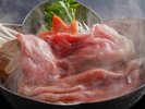 メイン料理の牛鍋のお肉(例)伊予牛を使用。熱々をお召し上がりください。