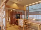 10階料亭『飛梅』。上品な空間でゆったりとお食事をお楽しみください。