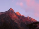 最初の景観。朝焼けの明神岳。第5峰、4峰、主峰 宿内外。明神池に近づかなければ、推移見物可能。