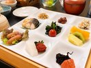 *朝食は、色々なおかずを盛り合わせてご用意。つやつやの白ご飯にぴったり、皆さまに大好評です。