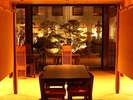 お食事処『さくら』から夜の庭園ライトアップの様子