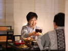 ご夫婦で過ごす楽しい時間。ワインで乾杯♪