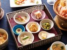 優しい味付けと食材にこだわった7つの小鉢をお楽しみください