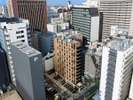 ホテル外観。客室は西側と南側に配置したL字型で、1階はガラス張りの開放感ある建物です。