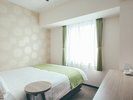シングルルーム(喫煙・禁煙)13uのコンパクトなお部屋に1600×2000のセミダブルベッドをご用意。