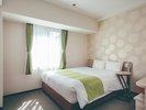ダブルルーム(喫煙・禁煙)全室南側で日当たり良好。15uのお部屋に1600×2000セミダブルベッドをご用意。