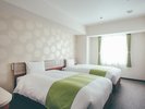 ツインルーム(喫煙・禁煙)各フロアに1室のみ。21uのお部屋に1200×2000のベッドを2台ご用意。