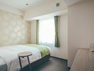 プレミアムシングルルーム(喫煙・禁煙)各フロアに1室のみ。15uのお部屋に43インチTVをご用意。