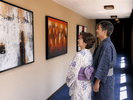 館内にはオーナーが愛する絵が飾られており森の小さな美術館のよう