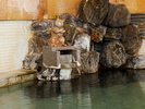 【寿の湯】自墳源泉かけ流しの露天風呂からは絶えずお湯が湧き出ます