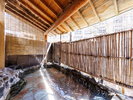 【かじかの湯】秋には紅葉が迷い込むことも