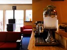 【ロビー】ラウンジではコーヒーと湯上りのお水をご用意しております。