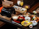 【朝食】囲炉裏の音で体が目覚める、やまゆりの宿らしい朝ごはんを