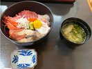 海鮮丼イメージ。ご提供時はプラスチック容器でのご提供となります。
