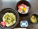 新鮮な地物を用いた海鮮丼♪自分の好きなタイミングで海鮮とご飯を食べられます。