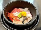 蓋を開けると新鮮な海鮮。是非、鮮度の良い伊豆の海鮮を♪