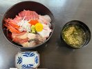 海鮮丼イメージ。ご提供時はプラスチック容器でのご提供となります。