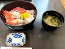 海鮮丼イメージ。ご提供時はプラスチック容器でのご提供となります。