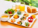 焼きたてパンやスクランブルエッグ、スープ、サラダ、フルーツもご用意。