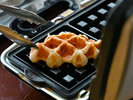 ワッフルメーカーで焼き上げた熱々のクロワッサンワッフル