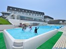 本館からすぐ近くにございますので、お気軽にご利用いただけます。幼児用プールもございます。