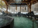 【大浴場 もみじ湯】日本庭園の中にたたずむ、ジャグジーを完備した花もみじを象徴する露天風呂