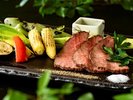 【強肴 献立例】旨みたっぷりの道産黒毛和牛を低温でじっくり調理したローストビーフ