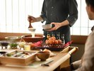 【朝のワゴンサービス】炊き立てご飯にお好きな素材選んでいただき、スタッフが目の前で用意します。