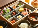 【朝食一例】お膳料理の他にこだわりのごちそうシリーズ、朝焼きパン、スムージーを用意。