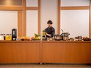 ヘルシーな朝に、オリジナルスムージー、朝焼きパン、こだわりシリーズ【納豆、とろろ、生卵】等を用意
