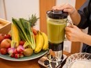スムージーは調理場のオリジナル。果物と野菜をおいしく召し上がってください