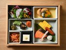 【お部屋食】朝はお部屋の前にお弁当膳をご用意。お好みのタイミングでお部屋で召し上がって下さい