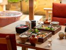 【お部屋食】朝はお部屋の前にお弁当膳をご用意。お好みのタイミングでお部屋で召し上がって下さい