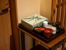 【お部屋食】朝はお部屋の前にお弁当膳をご用意。お好みのタイミングでお部屋で召し上がって下さい