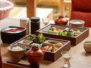 【お部屋食】朝はお部屋の前にお弁当膳をご用意。お好みのタイミングでお部屋で召し上がって下さい