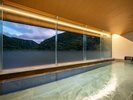 【展望浴場 萩姫の湯】山々を望みながら浸かれる2つの浴槽、穏やかな温熱リトリート、露天腰かけ湯など