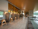 【展望浴場 萩姫の湯】山々を望みながら浸かれる2つの浴槽、穏やかな温熱リトリート、露天腰かけ湯など