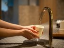【展望浴場 萩姫の湯】ドライルーム風呂上がりに深沢の名水で水分補給を