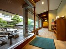 【小浴場 湯あそび処 ゆうじろうの湯】入口で履物を脱いで素足の気持ちよさを感じて浴場へ