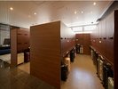 チェックイン前やチェックアウト後の荷物預けに便利なセルフクローク。