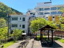 ホテル目の前の公園には、足湯もあります!