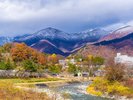秋色に包まれる諏訪峡。奇岩と紅葉が創り出す絶景をご堪能ください。