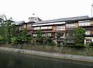東海館は、昭和初期に建築された木造3階建ての市を代表する観光施設です。徒歩15分。